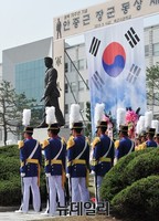 [포토] 안중근 장군 동상에 예 갖추는 육사 생도들