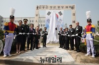 [포토] 안중근 장군 동상 제막하는 참석자들