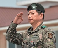 [포토] 거수경레하는 김영식 항공작전사령관