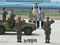 [포토] 의무후송항공대 열병하는 김영식 사령관