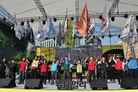 [포토] 민주노총 노동절대회 단상위에 올라선 산별노조 깃발