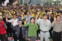 [포토] 노동가 부르는 심상정 정의당 원내대표