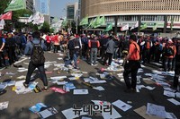 [포토] 서울광장은 쓰레기로 몸살
