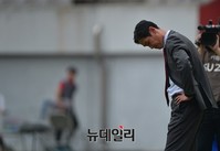 [K리그] 고개떨군 최용수 감독