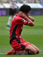 [K리그] 목 잡고 넘어진 서울 김현성