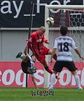 [K리그] 몸을 날려 발리슛 막는 차두리