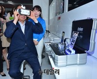 [포토] 모바일 증감현실 체험하는 신종균 사장