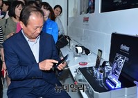 [포토] 갤럭시 어벤져스2 에디션 살펴보는 신종균 사장
