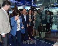 [포토] 갤럭시 체험존 방문한 신종균 사장