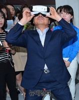 [포토] 모바일 증감현실 체험하는 신종균 사장