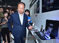 [포토] 갤럭시 어벤져스 에디션 든 신종균 사장