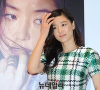 [포토] 팬들 앞에서 선 전지현