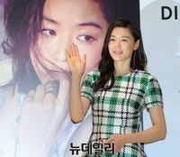 [포토] 한손으로 인사하는 전지현, 자체발광 미모