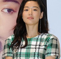 [포토] 위풍당당 전지현 '앗.. 어깨 끈이'