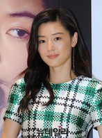 [포토] 전지현 '오늘 포인트는 귀걸이'