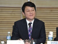 [포토] 토론회 기다리는 최재성 후보