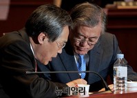 [포토] 이야기 나누는 문재인 대표와 우윤근 원내대표