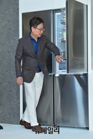 [포토] 셰프컬렉션 냉장고 살펴보는 윤부근 사장