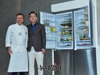 [포토] 셰프컬렉션 선보이는 윤부근 사장