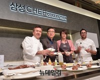[포토] 셰프컬렉션 키친에서 요리선보인 윤부근 사장