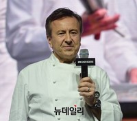 [포토] 셰프컬렉션 미디어데이에 참석한 '다니엘 블뤼'