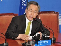 [포토] 떠나는 소감 밝히는 우윤근 원내대표