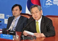 [포토] 기자회견 갖는 우윤근 원내대표와 안규백 수석