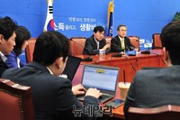 [포토] 기자들의 질문에 답하는 우윤근 원내대표와 안규백 수석