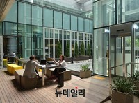 [포토] 구글 캠퍼스서울 개관, 야외쉼터에서 대화하는 참가자들