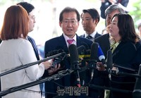 [포토] 검찰청으로 들어서는 홍준표 경남지사