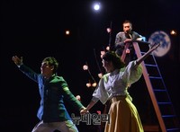 [포토] 달에 사랑 맹세하는 록산느-크리스티앙