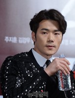 [포토] 영화 간신, 김강우 '물도 카리스마 있게'