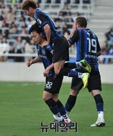 [포토] 결승골 넣고 축하받는 인천 김동석 선수