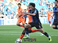 [포토] 몸싸움 벌이는 인천 권완규와 제주 로페즈