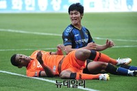 [포토] 화난 인천 권완규 당황하는 제주 로페즈