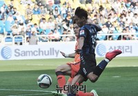 [포토] 회심의 슛 날리는 인천 이천수 선수