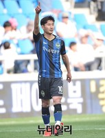 [포토] 동료들에게 사인 보내는 인천 이천수 선수