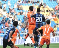 [포토] 공중볼 다툼하는 인천 요니치와 제주 알렉스