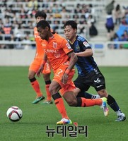 [포토] 도망가는 제주 로페즈 수비하는 인천 김동석