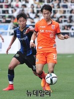 [포토] 뺏으려는 이천수 막으려는 장은규