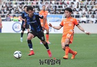 [포토] 볼 가로채는 인천유나이티드 이천수 선수