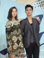 [포토] 프로듀사 공효진, '김수현 어깨에 손을'