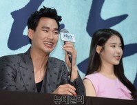 [포토] 김수현 '눈이 커졌다는 말에..빵'