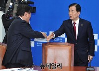 [포토] 악수 나누는 한민구 국방부장관과 윤후덕 의원