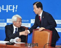 [포토] 악수 나누는 한민구 국방부장관과 백군기 의원