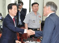 [포토] 악수 나누는 문재인 대표와 한민구 국방장관