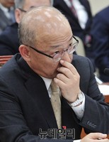 [포토] 코 만지는 문형표 보건복지부 장관