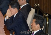 [포토] 굳은 표정으로 앉아 있는 주승용-정청래