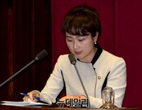 [포토] 의원들의 고성에 눈물 흘리는 새정치 이언주 의원
