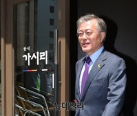 [포토] 식당 나서는 문재인 대표